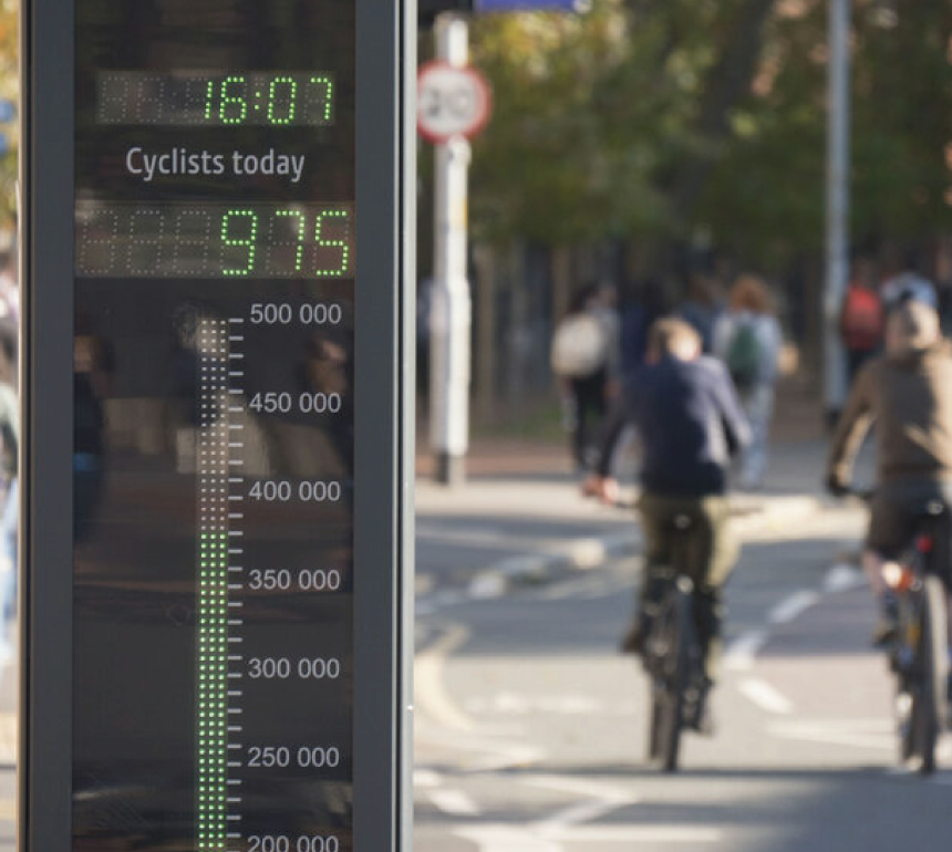 Electronic totaliser showing amount of cyclists who have used a particular stretch of cycle lane. Total stands at 975 for the day and over 350,000 in total