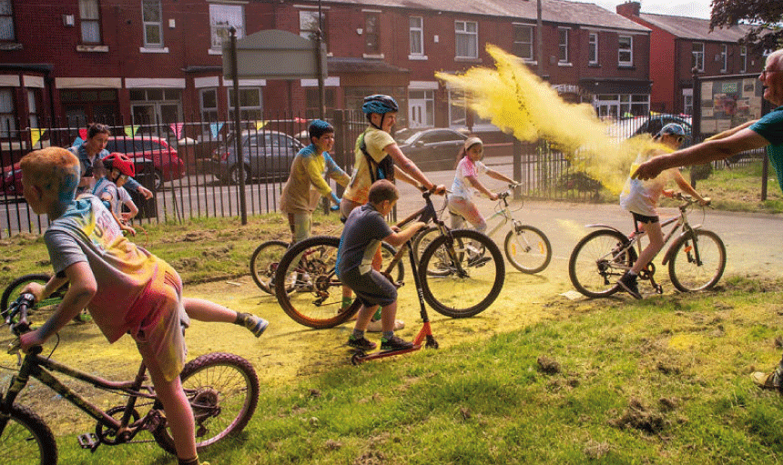 Max Trax Colour-Cycle event - throwing paint on cyclists
